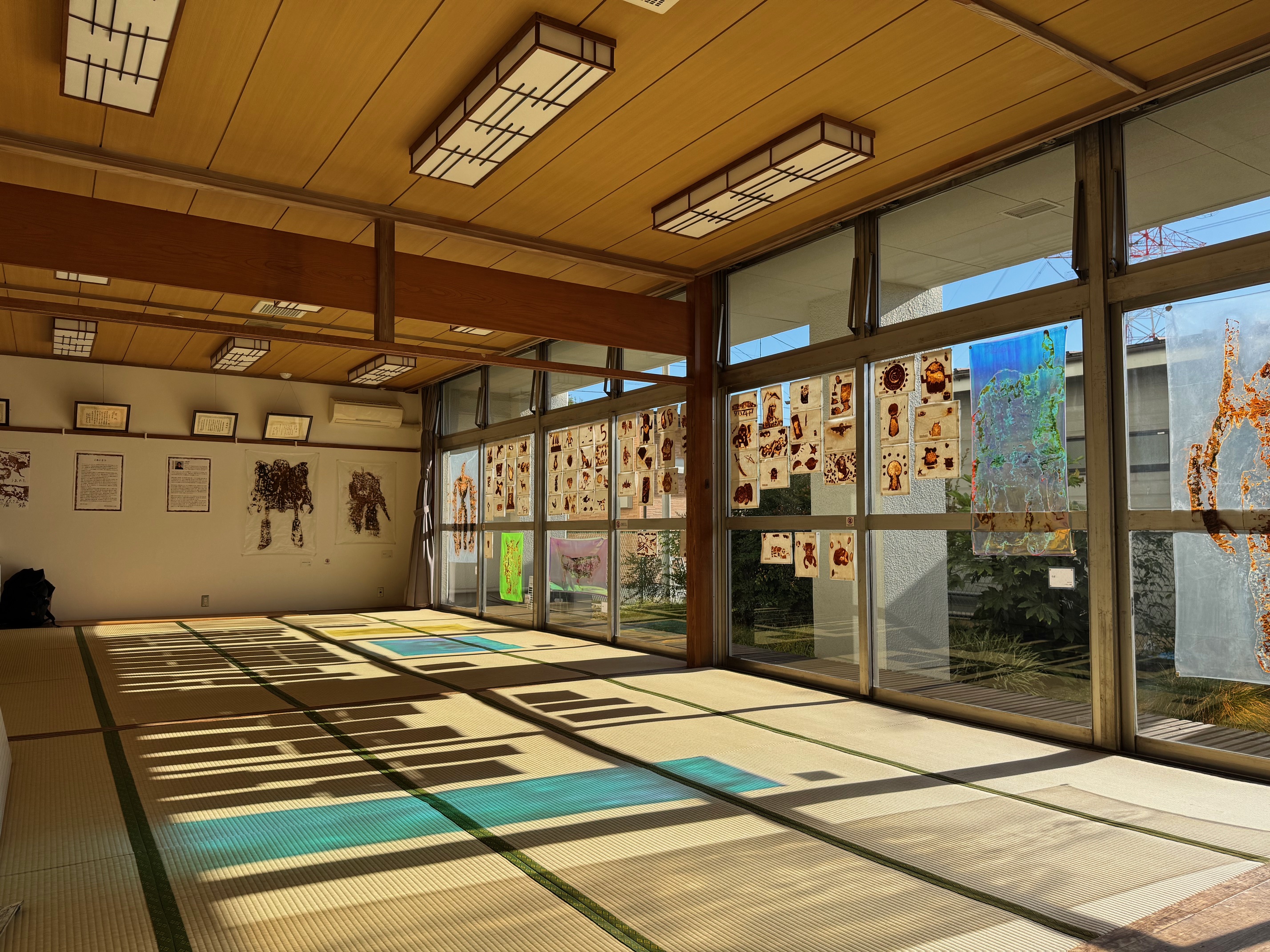 令和7年度アーティストインスクール作品展の会場写真(1)