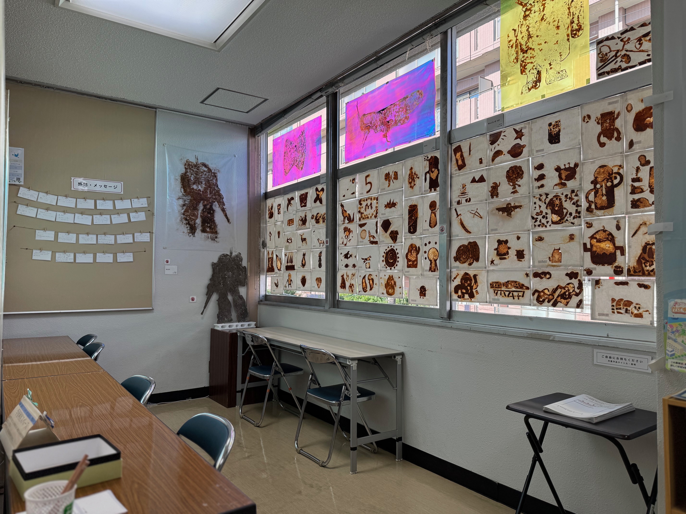 令和7年度アーティストインスクール作品展の会場写真(3)