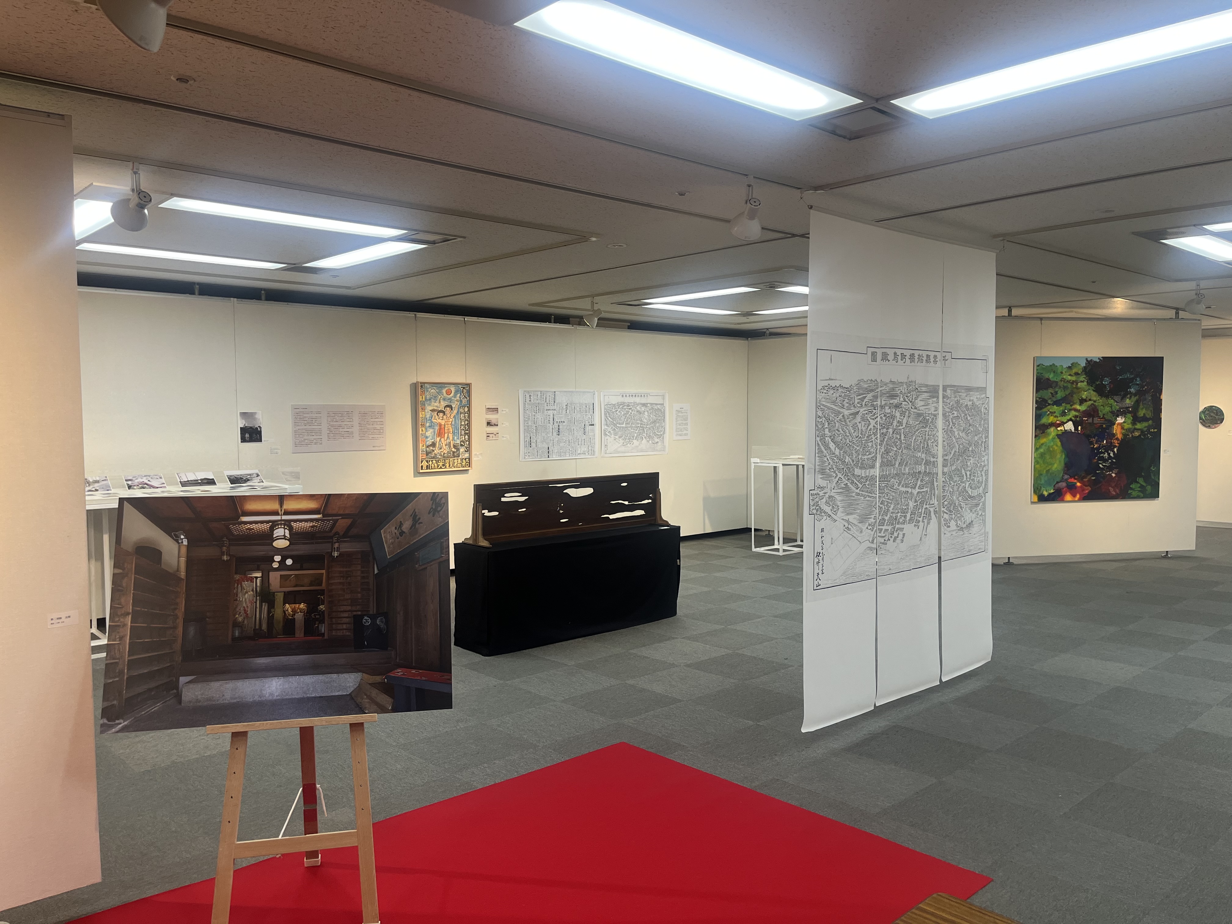 令和7年度所蔵作品展「玉川旅館の記憶」の会場写真(2)